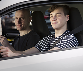 Auto-école : à quel âge passer le permis ? Quel coût ? Quelles aides financières ?