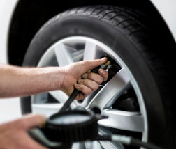 Comment augmenter la durée de vie de vos pneus en utilisant une rainureuse  digitale pour pneus. - Blinker FR