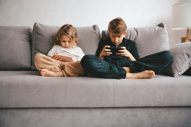 Enfants et smartphones devant des écrans
