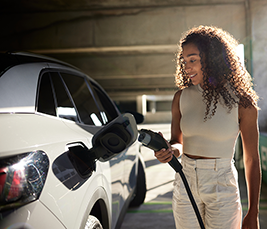 Appel à la prudence : l'AMF alerte contre des publicités trompeuses sur la vente de parkings équipés de bornes électriques