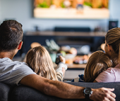 Utiliser les écrans, ça s’apprend : une campagne de l’ARCOM sur les contenus TV et radio pour les mineurs