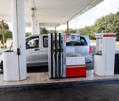 Carburants Prix à la pompe, trop de marges de distribution et de raffinage. A quand une opération à prix coûtant de toutes les grandes surfaces ?