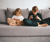 70 % des enfants de 10 ans ont un smartphone dans les pays de l’OCDE