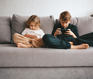 70 % des enfants de 10 ans ont un smartphone dans les pays de l’OCDE